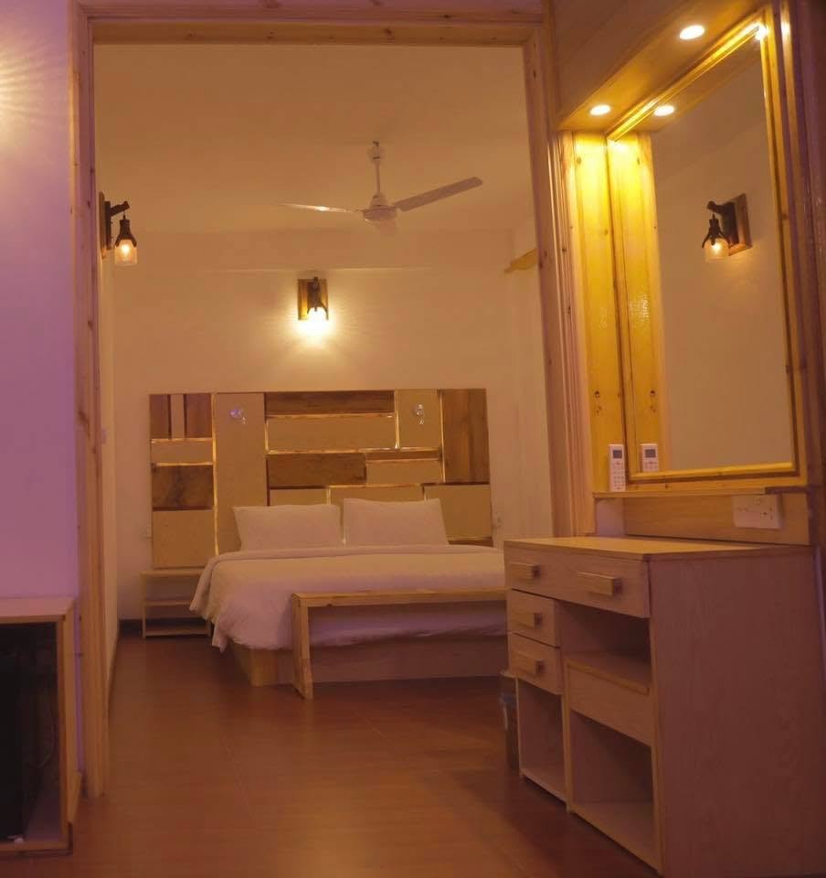 Guest room with dressing table and mirror