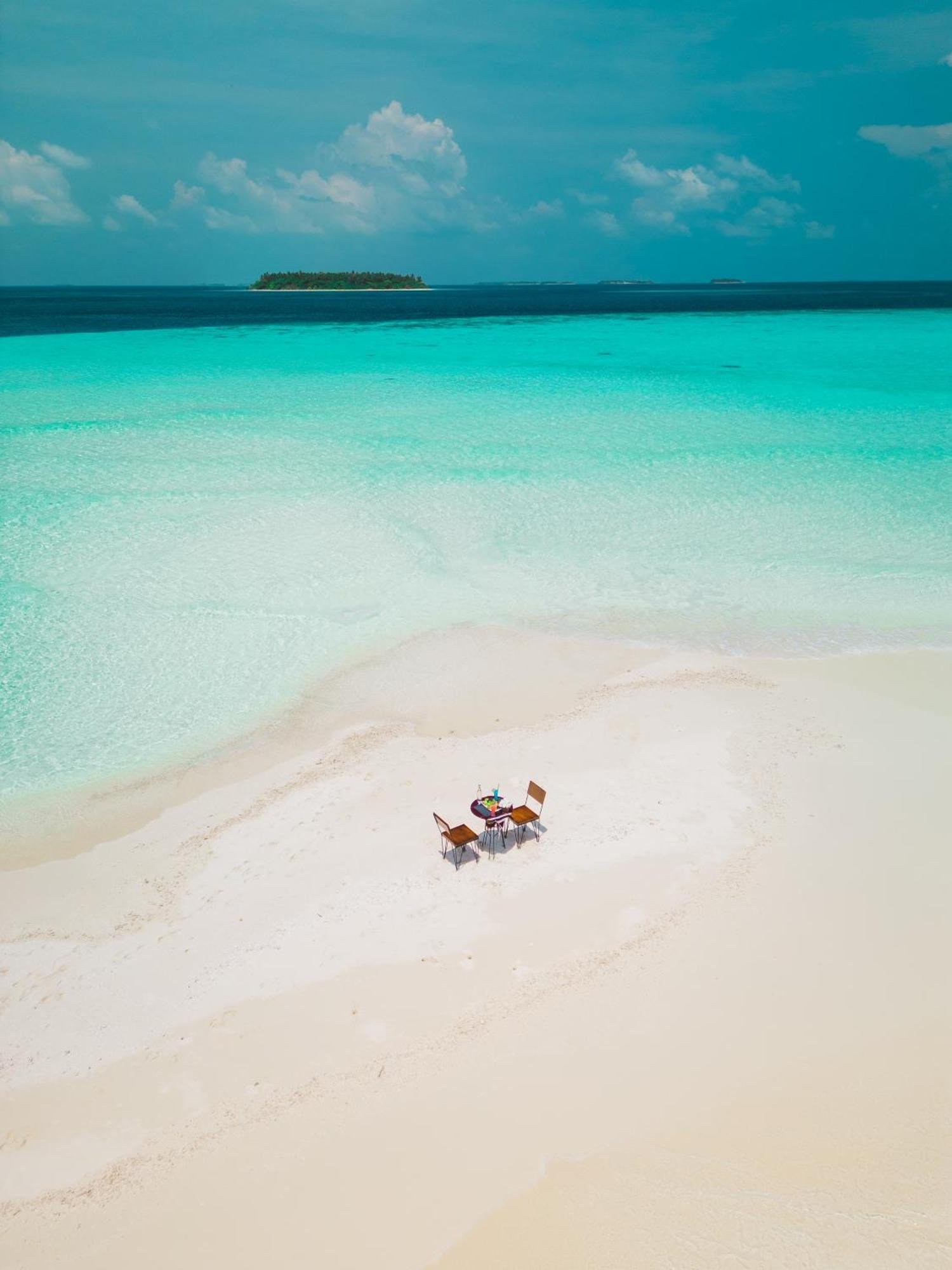 Sandbank picnic seen from above